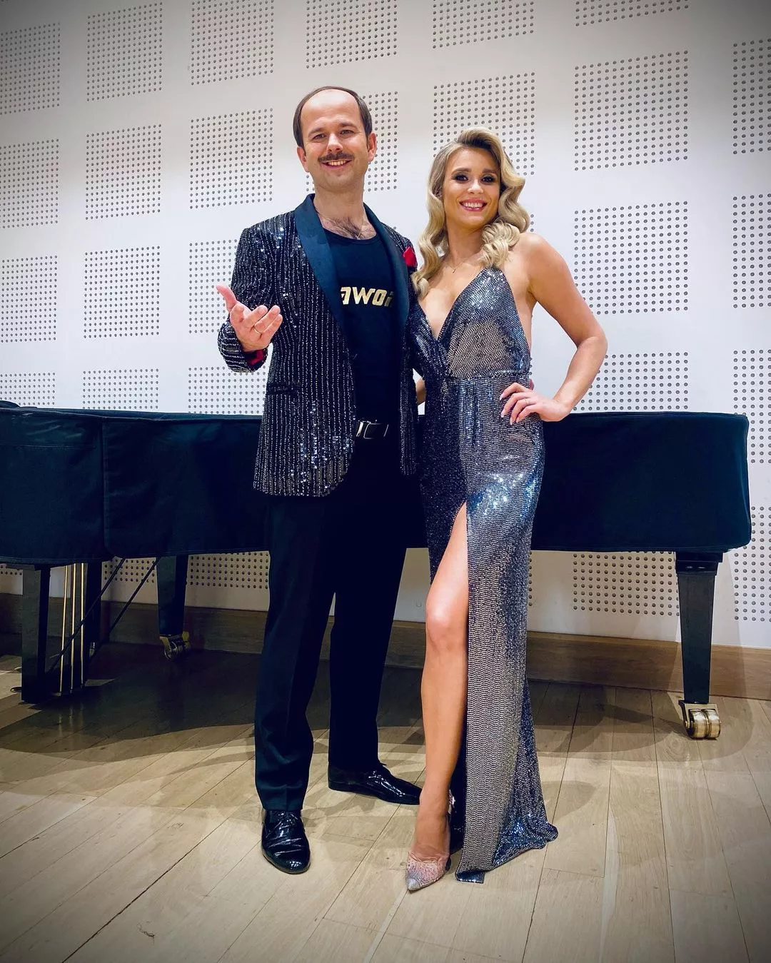 Gwiazda odważnie odsłoniła ciało i znalazła się na językach wszystkich! Kajra szokuje swoją stylizacją!